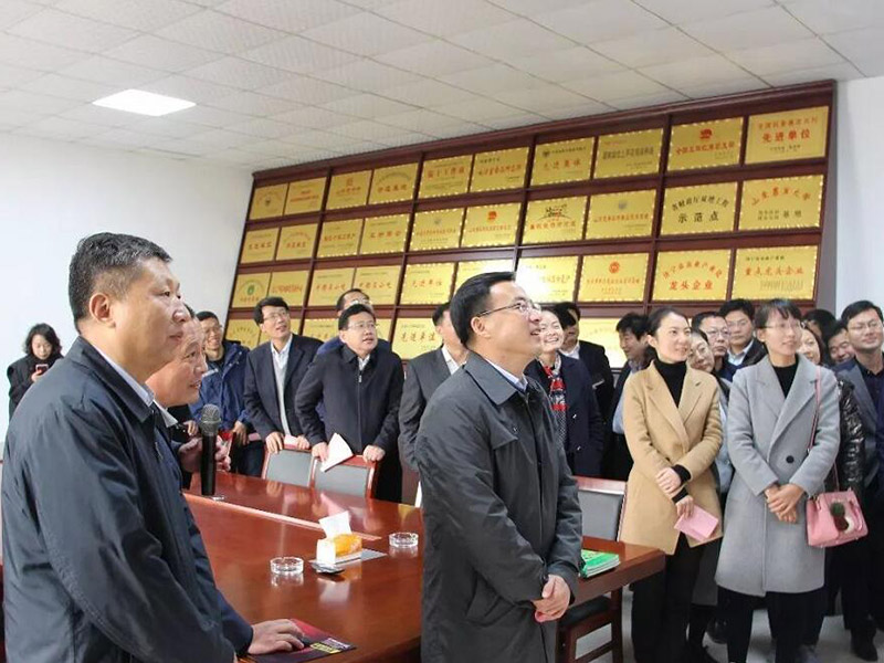 市政府副市長任慶虎帶領全市畜牧業(yè)綠色生態(tài)發(fā)展現(xiàn)場會與會人員到次邱鎮(zhèn)觀摩